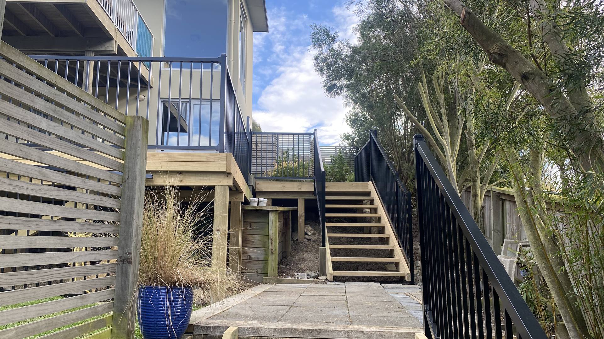 New timber deck with a slat privacy screen, steps and a black balustrade